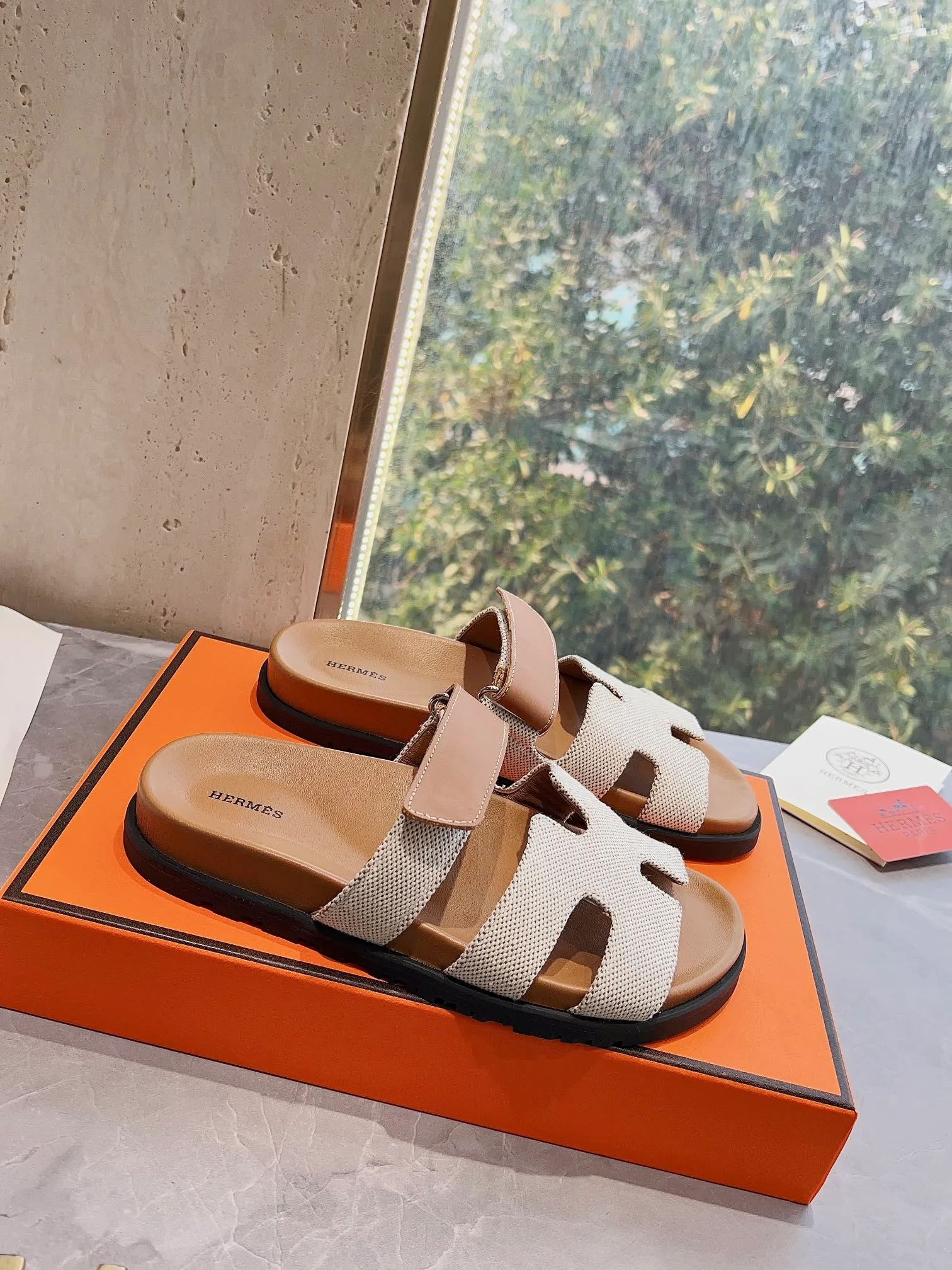 👟👟Ex-factory price 440👟👟 (Top version) H family 2024 spring and summer new style HERMES Hermes' recently popular couple's shoes, pig nose angle sandals and slippers, paired with various colorful socks, very trendy. Upper lining: imported original leather. Outsole: non-slip and wear-resistant outsole. Size: female 35-42 (40/42 non-returnable and non-exchangeable) Men’s size: 39-45 (45 is non-refundable and non-exchangeable)
